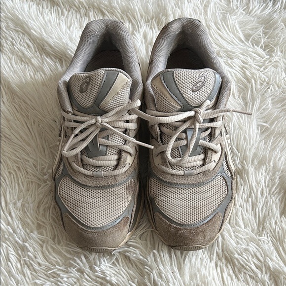 Asics Light Beige and Gray Running Shoes, GEL NYC, in cream oyster colorway - Picture 2 of 13